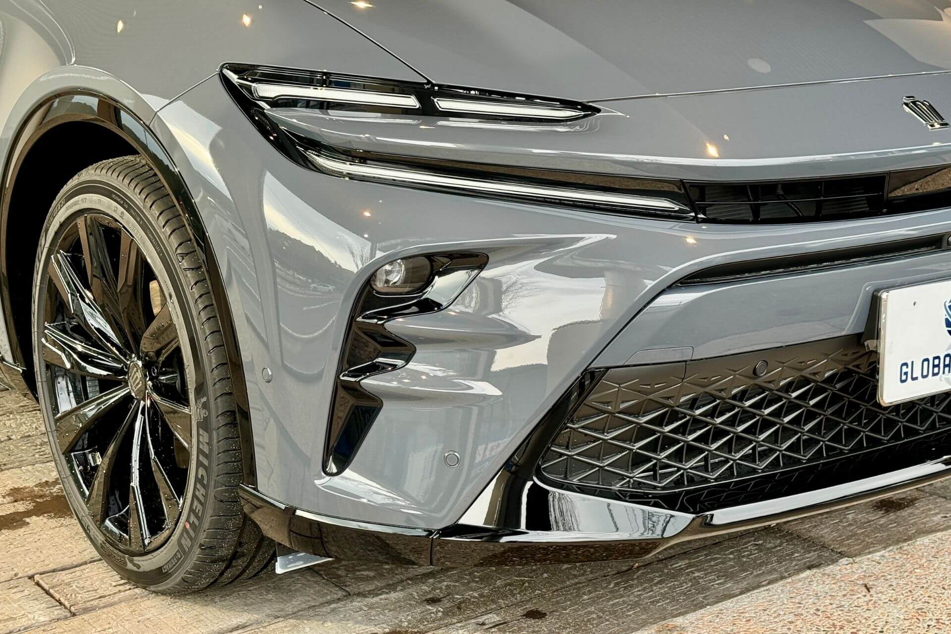 新車クラウンスポーツのヘッドライト周辺