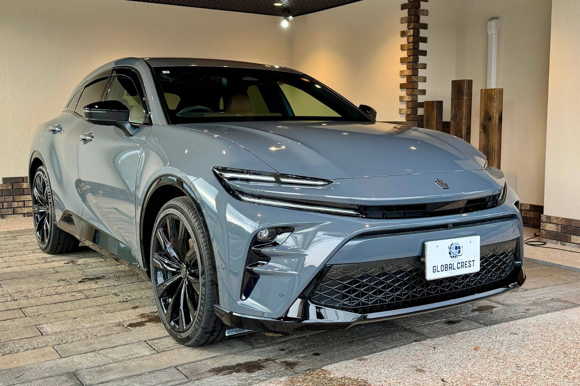 クラウンスポーツの運転席側から見た全体デザイン