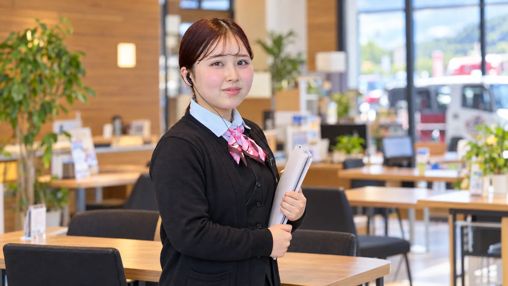 伊万里の株式会社 出雲商会で、自動車保険の相談を担当する女性スタッフ